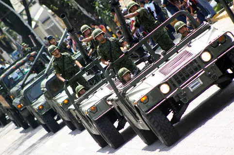 Espectáculo aéreo y desfile, enmarcaron festejos patrios