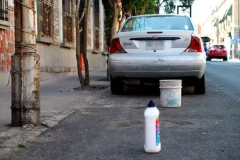 Buscan impedir apartado de lugares para estacionarse en Puebla