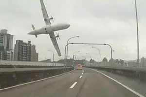 Accidente de avión que rozó puente en Taiwán, por error humano