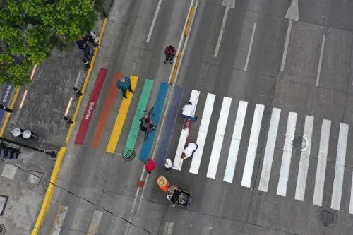 Organización civil pinta cebras peatonales multicolores en blanco
