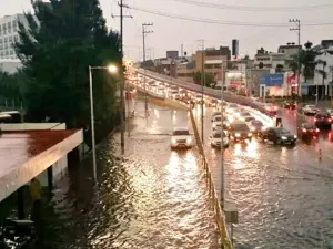 Tormenta e inundación dejan varados a 10 vehículos en Puebla