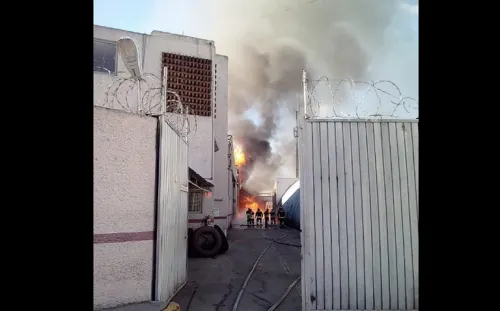 Se incendia fábrica en colonia Atlampa