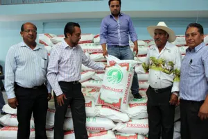 Entregan fertilizantes a campesinos de Cuautlancingo