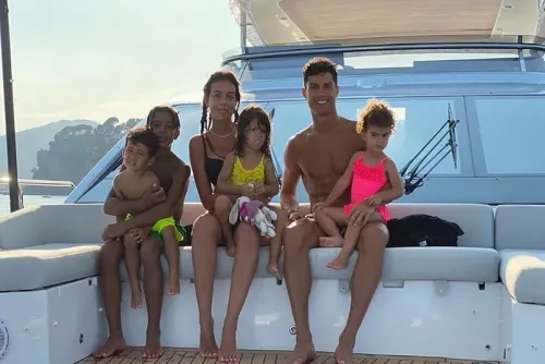 Fans de Cristiano Ronaldo nadan hasta su lujoso yate y le cantan desde el agua
