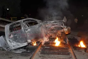 Habitantes de Zoquiapan queman patrulla y se enfrentan con la policía