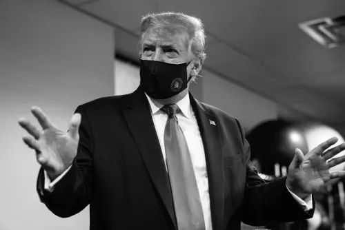 “No hay nadie más patriótico que yo”, dice Trump al usar cubrebocas