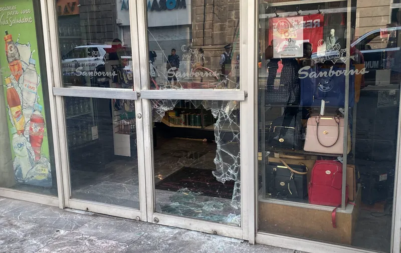 Cristalazo en Sanborns del Centro Histórico de Puebla: roban perfumes de lujo