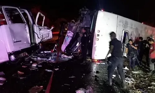 4 muertos y al menos 20 heridos, saldo de choque en la México-Tuxpan