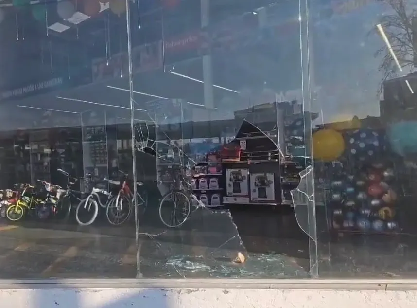 ¡Otra vez Juguetrón! Tienda en bulevar 5 de Mayo sufre tercer cristalazo en dos meses