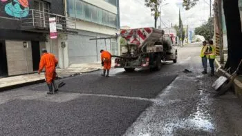 Fortalece Ayuntamiento de Puebla la campaña Bacheando Puebla; suma maquinaria de bacheo en frío