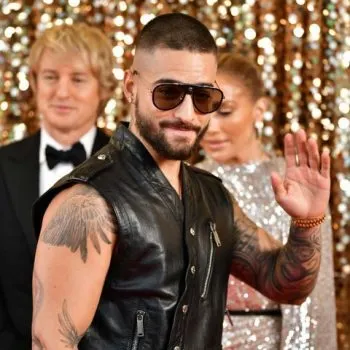 Maluma desafió al frío en España con un llamativo look