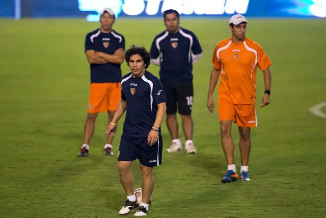Salvador Cabañas entrena con Jaguares para homenaje