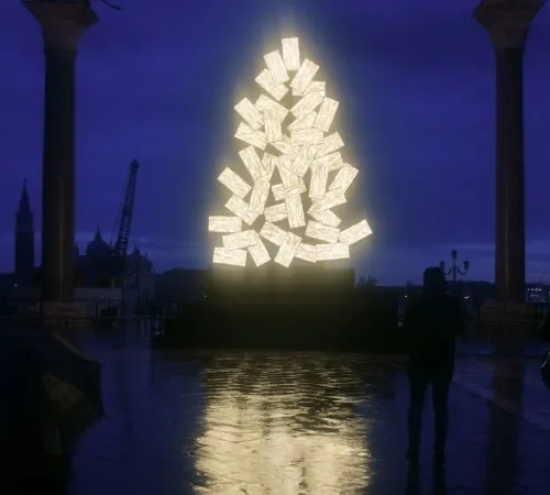 Venecia brilla en la Navidad, pero está abandonada por la pandemia