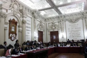 Regidores despiden asistentes para juntar para su bono de marcha