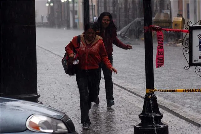 Lluvia causa accidente que deja saldo de tres lesionados
