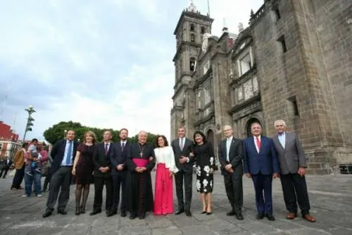 Presentan libro “Los Vitrales de la Iglesia Basílica Catedral de Puebla”