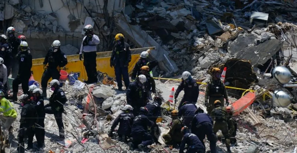 Van 22 muertos por edificio colapsado en Miami