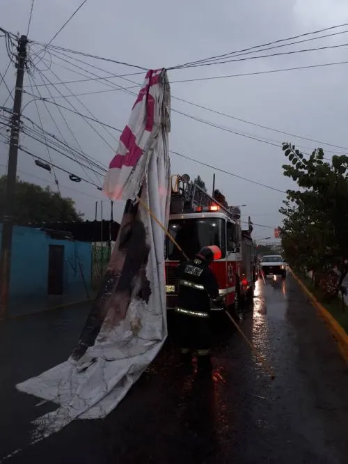 Colapsaron drenajes en 5 puntos de la capital poblana por lluvia