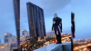 Hombre impresiona al recrear movimientos de Assassin’s Creed