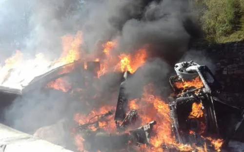 Tras volcarse, tractocamión se incendia en la Puebla-Orizaba