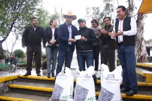 Néstor Camarillo entrega fertilizantes y semillas a 1,500 campesinos