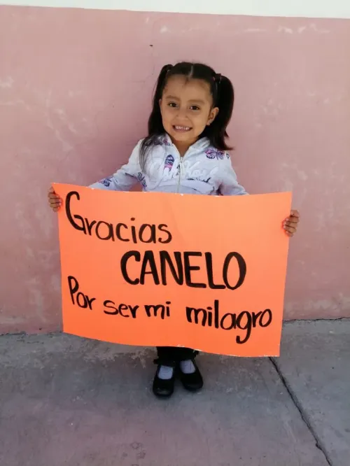 El Canelo Álvarez “se pone la del Puebla” con los niños con cáncer