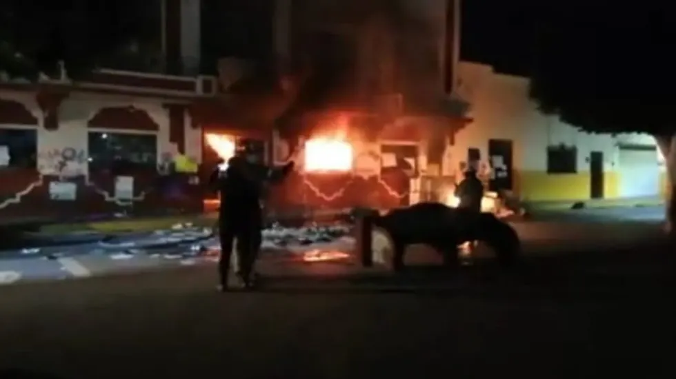 Prenden fuego al Palacio Municipal de Progreso de Obregón, Hidalgo