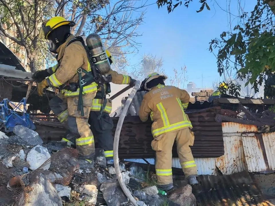Incendio consume material de reciclaje