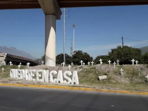 Instalan ‘panteón’ en avenida para concientizar sobre covid-19