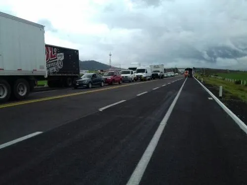 Siguen los bloqueos en la federal Puebla-Teziutlán, anuncian el cierre de otros caminos