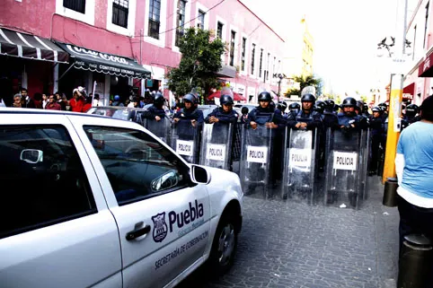 Granaderos impiden la instalación de ambulantes