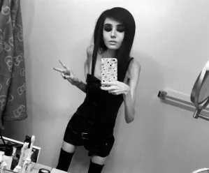 Miles de firmas en Change.org piden que una youtuber cierre sus cuentas por incitar a la anorexia