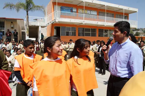 Eduardo Rivera entrega aulas de medios a estudiantes del sur de la ciudad