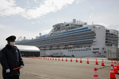 Suben a 175 contagios de coronavirus en crucero de Japón