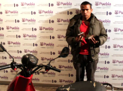 Policía municipal de Puebla aseguró a probable ladrón de transeúnte