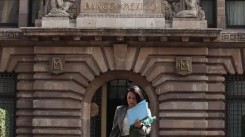 Peso mexicano opera errático tras alza de tasa de Banxico