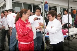 Candidatos del PRI regalan rosas en el día de las Madres