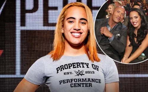 Hija de “La Roca” Johnson firma contrato con la WWE