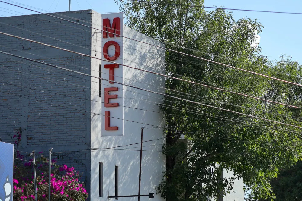 Puebla avanza en regulación para evitar ingreso de menores a moteles sin autorización