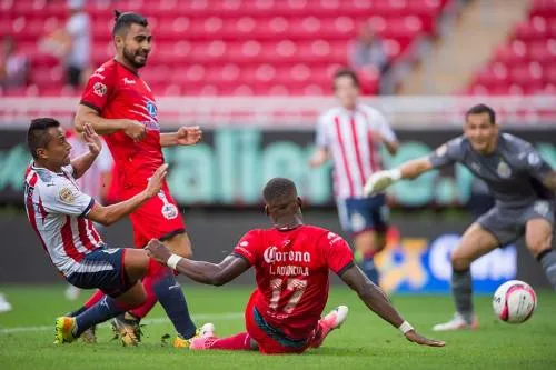 Con “chilena”, los Lobos dejan en la lona a Chivas
