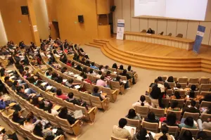Más de 300 universitarios participan en Cátedra de Transparencia