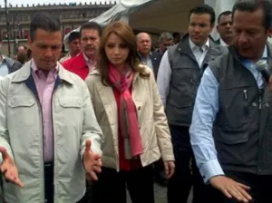 Peña Nieto efectúa recorrido por centro de acopio masivo en zócalo del DF