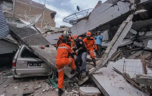 Suman 832 muertos tras terremoto y tsunami de Indonesia
