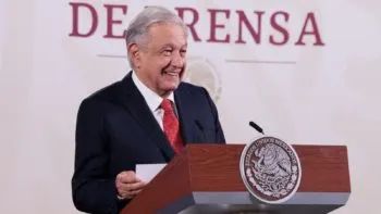 AMLO critica cobertura de medios de incidente del Tren Interurbano “es una guerra sucia”