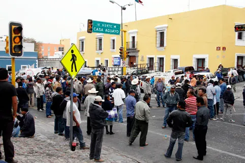 Comerciantes de Tepeaca se manifiestan en la PGJ