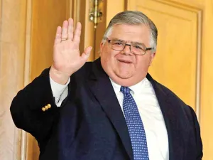 Informan que Carstens seguirá en Banxico hasta noviembre