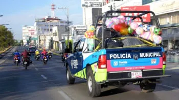 Elementos de la SCC entregan juguetes a niñas y niños de Puebla capital