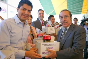 Rivera Pérez fortalece la seguridad entregando alarmas a instituciones educativas