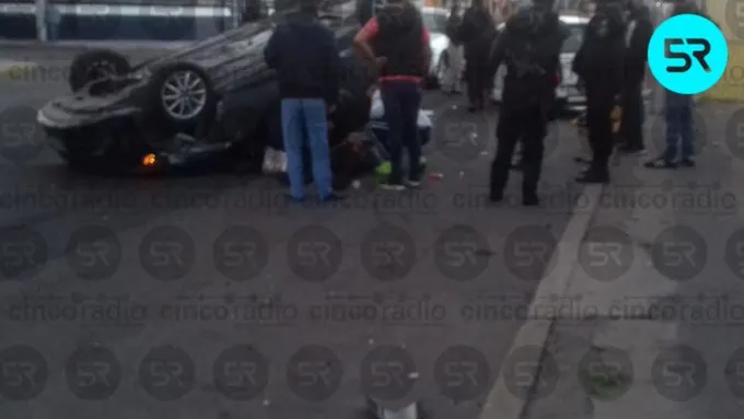 Tras choque, automóvil vuelca en la colonia Azcárate