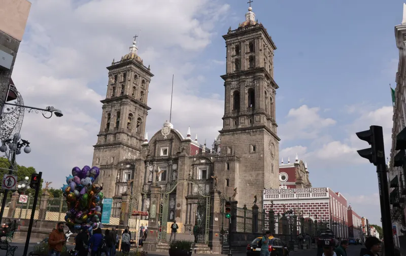 Gobierno estatal rehabilita atrio de la Catedral de Puebla para conservar su valor histórico
